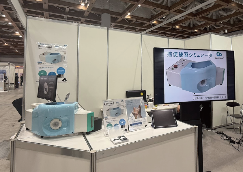 Tokyo Care Weekの展示ブース。Bentroidの実物と説明パネルが並ぶ。